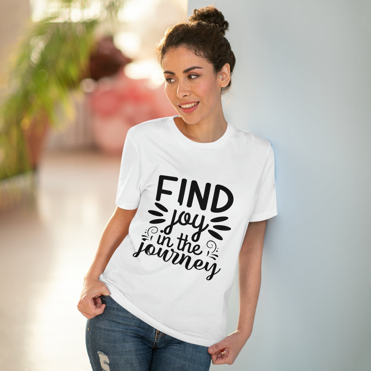 "Find joy in the Journey" - Motivational Quote - T-Shirt